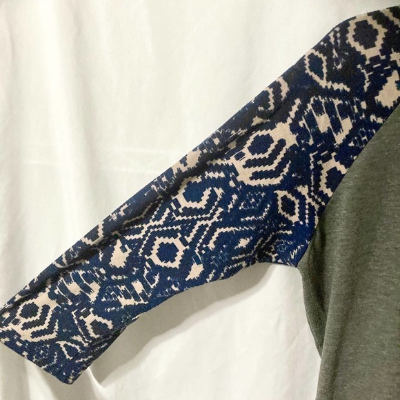 LulaRoe Women's M Gray Randy Top with Blue and Pink Geometric Sleeves - Picture 5 of 9